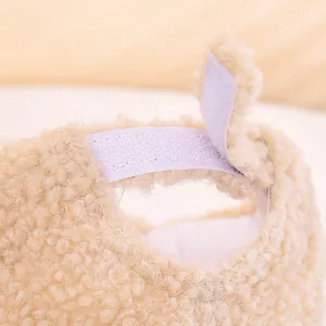 Dettaglio macro del cappello in pile sherpa beige per bambini con chiusura a strappo regolabile