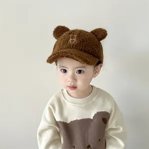 Dettaglio cappello da bambino in pile con orecchie da orso e ricamo frontale