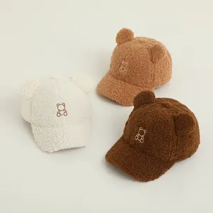 Berretti da baseball invernali in pile per neonati con orecchie da orso in beige e marrone