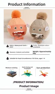 Détail du bonnet en tricot imperméable pour bébé avec cache-oreilles et pompons duveteux