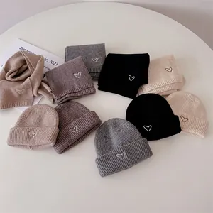 Ensemble bonnet et écharpe en tricot pour bébé avec broderie cœur en plusieurs couleurs