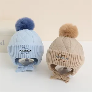 Berretto invernale spesso per bambini con paraorecchie, pompon e ricamo M blu cielo