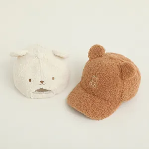 Dettaglio dei cappellini in pile per bambini con orecchie d'orso 3D e ricamo morbido