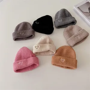 Bonnets tricotés pour enfants avec broderie cœur en plusieurs coloris comme rose et beige