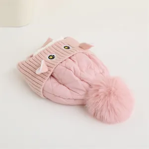Détail du bonnet d'hiver rose pour bébé avec pompon en peluche et oreilles mignonnes