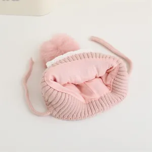 Bonnet en tricot rose pour bébé avec pompon en fourrure et cache-oreilles à doublure douce