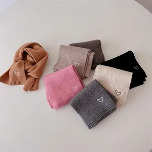 Ensemble écharpe tricotée bébé avec broderie cœur en diverses couleurs d'automne