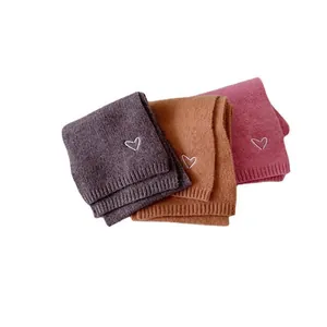 Trois écharpes en tricot chaud pour bébé aux couleurs assorties avec cœurs brodés
