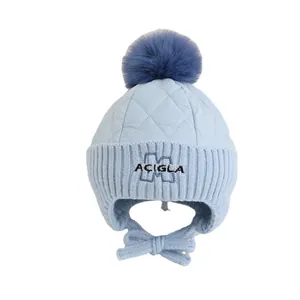 Cappello invernale celeste per neonati con tessuto trapuntato, maglia a coste e pompon