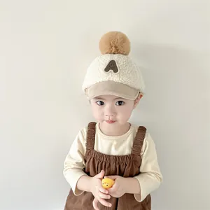 Casquette de baseball en peluche pour bébé avec pompon et broderie lettre A hiver
