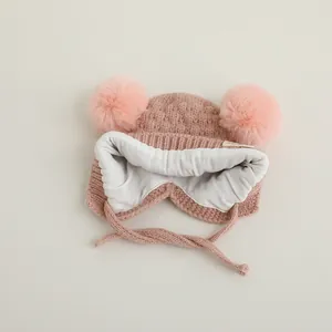 Gorro de punto rosa para bebé con pompones dobles y forro cálido para el invierno