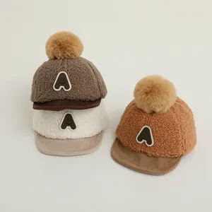 Casquettes de baseball en peluche pour bébé avec pompons doux et broderie de lettre