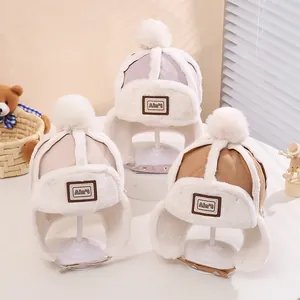 Winter-Kindermütze aus Wildlederimitat mit Pelzbesatz und Bommel in drei Farben