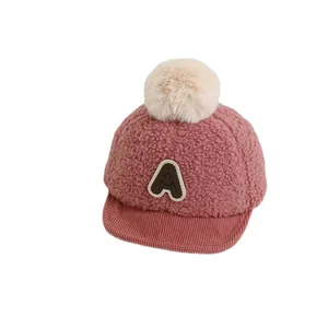 Casquette de baseball bébé en polaire rose avec pompon blanc et écusson cœur hiver