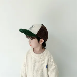 Detail einer Sherpa-Baseballkappe mit Stickerei für Kinder in Blockfarben