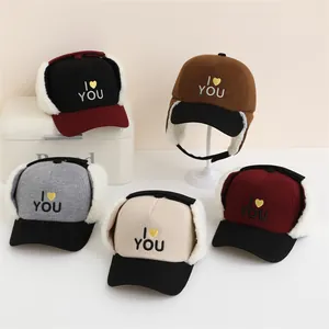 Detalle de varios gorros de aviador tejidos con orejeras y forro de lana de cordero suave