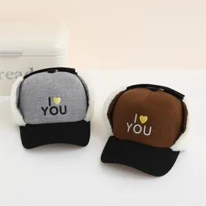 Detalle del bordado I LOVE YOU en gorro de invierno de pana con orejeras de piel sintética