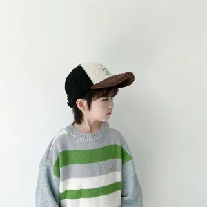 Seitenansicht eines Kindes mit Fleece-Baseballkappe und minimalistischer Stickerei