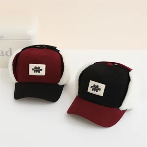 Detailansicht der Winter-Baseballkappen mit Gehörschutz, Plüschfutter und Patch-Logo