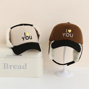 Detalle de gorros de invierno para niños con bordado 'I LOVE YOU' y forro polar suave