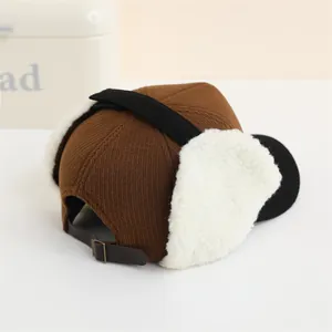 Gorro de punto marrón para niños con bordado I LOVE YOU y orejeras de piel sintética blanca