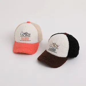 Detail der Winter Baseballkappe aus Fleece mit feiner Stickerei und warmer Texturansicht