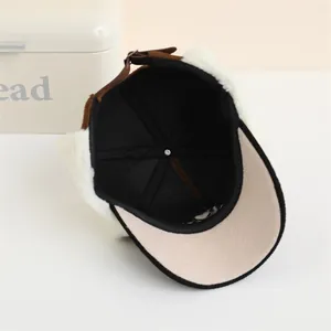 Detalle de gorra de béisbol de invierno con orejeras de felpa y correa de cuero