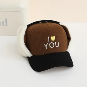 Detalle de gorro de invierno con bordado I Love You y orejeras de piel sintética