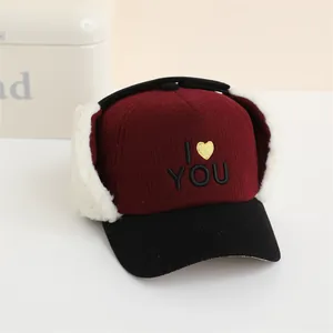 Detalle de gorro de invierno infantil con orejeras y bordado I LOVE YOU con forro de piel