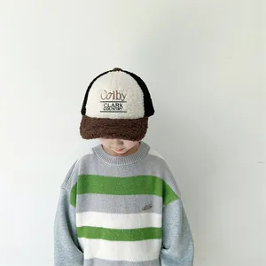 Winter-Patchwork-Baseballkappe aus Sherpa mit Stickerei für warme Kinder-Outfits