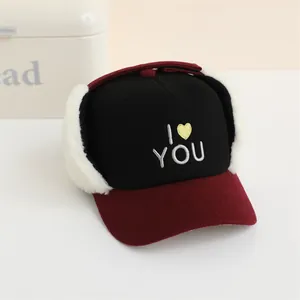 Detalle del gorro de invierno con bordado I LOVE YOU y orejeras de piel sintética
