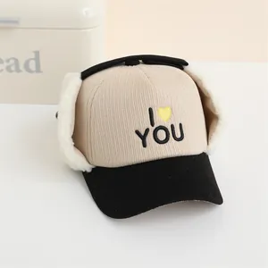 Detalle del gorro de invierno para niños con textura de pana y orejeras suaves