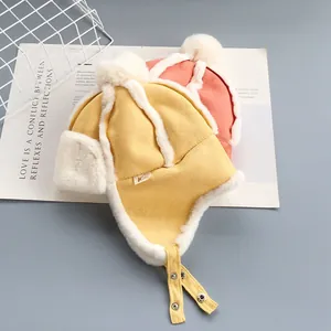 Cappello invernale per neonati in finta pelle scamosciata con fodera in sherpa