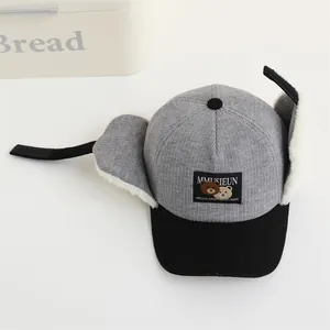 Winter Kinder Plüsch Ohrenklappen Baseballmütze mit Bärenaufnäher und Cordstoff Struktur