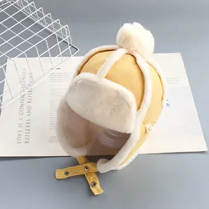 Dettaglio del cappello da aviatore invernale giallo con calda fodera in finta pelliccia