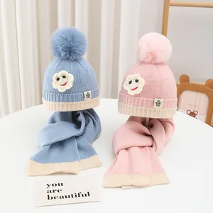 Winter-Strickmütze und Schal-Set für Kinder mit flauschigem Bommel und Smiley-Patch