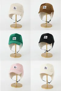 Vista detallada de gorros de invierno con orejeras en seis colores y forro polar suave
