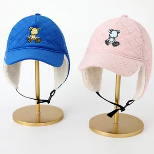 Gorro de aviador acolchado para niños con bordado de oso y forro polar cálido