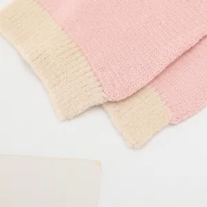 Detailansicht der rosa-beigen Strickstruktur mit Rippbündchen am warmen Winterset
