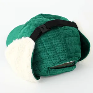 Detalle de gorro de aviador acolchado verde con forro de piel sintética y hebilla ajustable