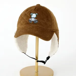 Detalle de gorro de pana con diseño de oso y forro cálido de lana de cordero suave