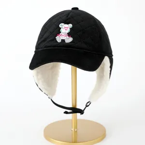 Detalle de gorro de invierno con tela acolchada, ala de pana y suave forro de borreguito