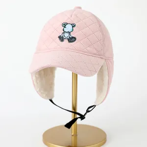 Detalle del gorro de invierno rosa con bordado de osito y forro polar suave y cálido