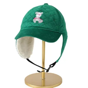 Gorro de invierno con orejeras, bordado de oso y forro polar grueso en verde oscuro