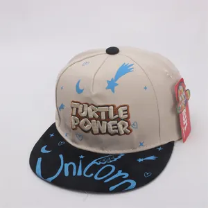 Detail of the flat brim snapback cap with 3D embroidery and contrast color design