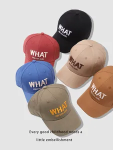 Détail de six casquettes de baseball en coton pour enfants avec texte 'WHAT' brodé en couleurs