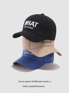 Détail de casquettes en coton noir, kaki et bleu avec broderie de lettres WHAT