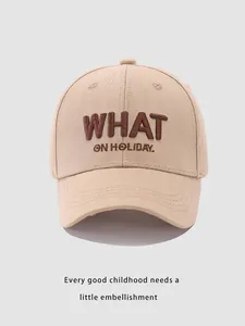 Vue détaillée de la broderie 3D de haute qualité sur une casquette beige pour enfants