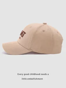 Détail de la casquette kaki avec broderie 3D marron et texture fine en sergé de coton