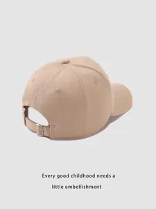 Détail de la boucle en métal et des coutures sur la casquette kaki pour enfants